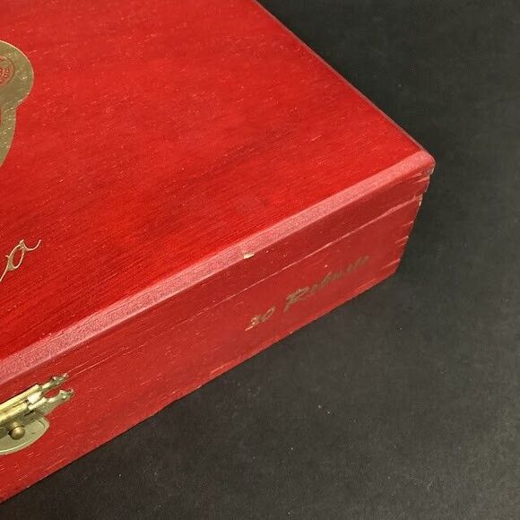 Victor Sinclair - 55 Series - Corojo  - Red - Hinged Wooden Cigar Box - Picture 7 of 7